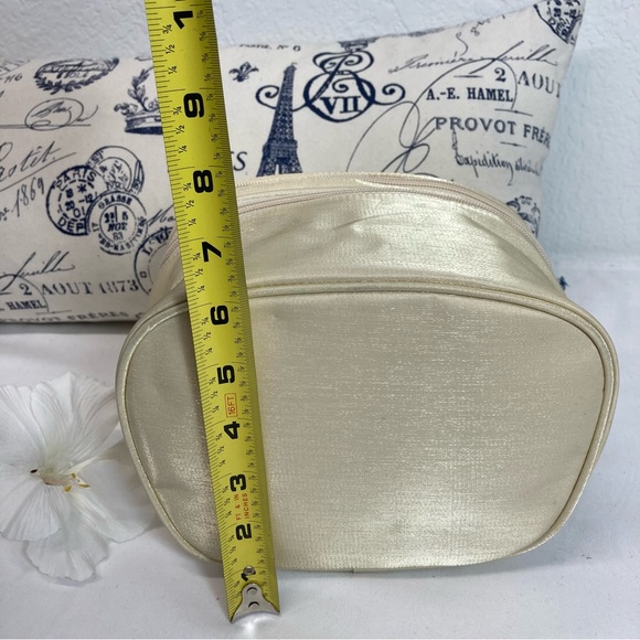 Elizabeth Arden | Makeup Travel Case With Attached mirror - Picture 4 of 9